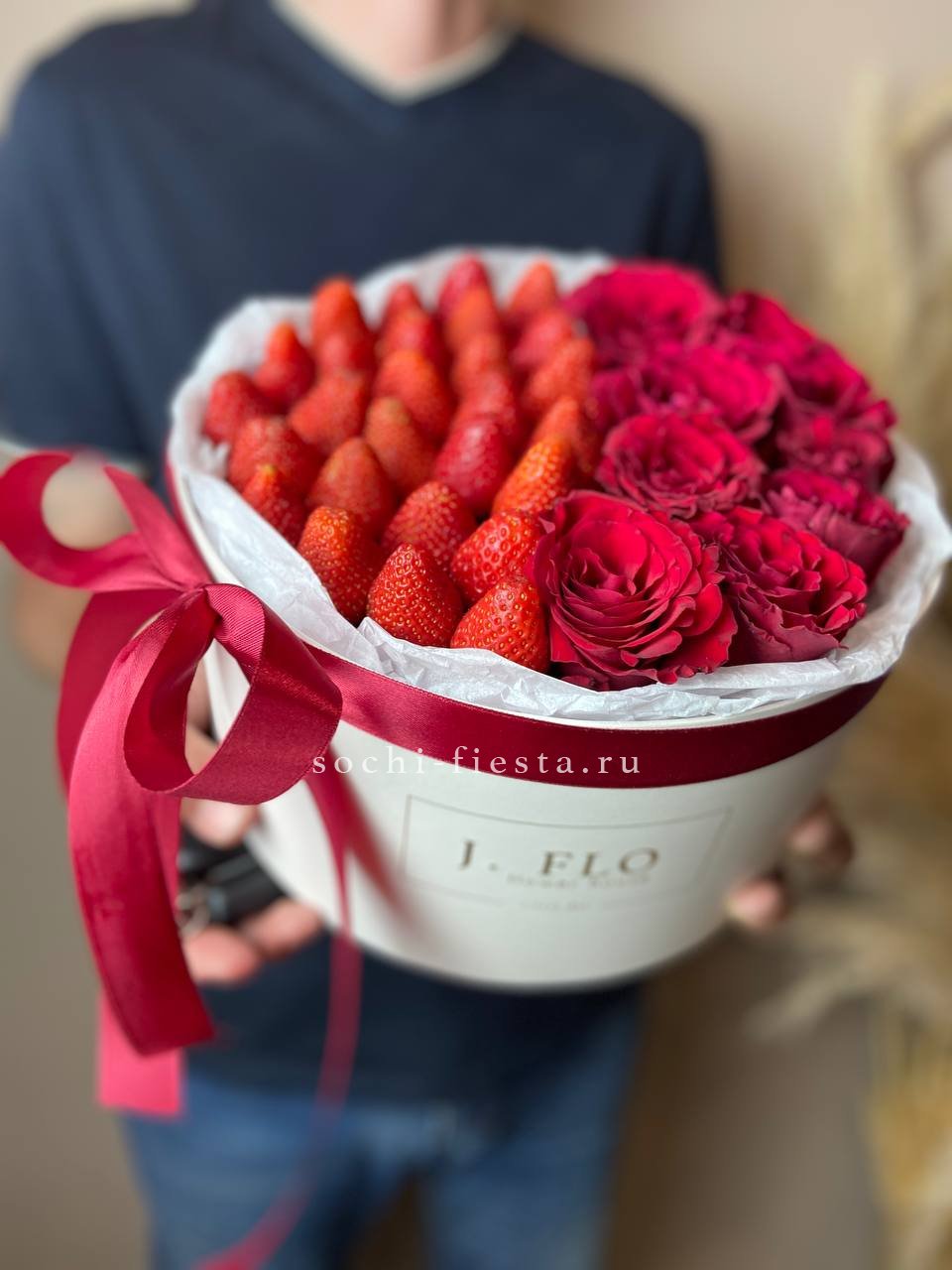 шляпная коробка с клубникой в шоколаде живыми розами и декором для праздничного подарка