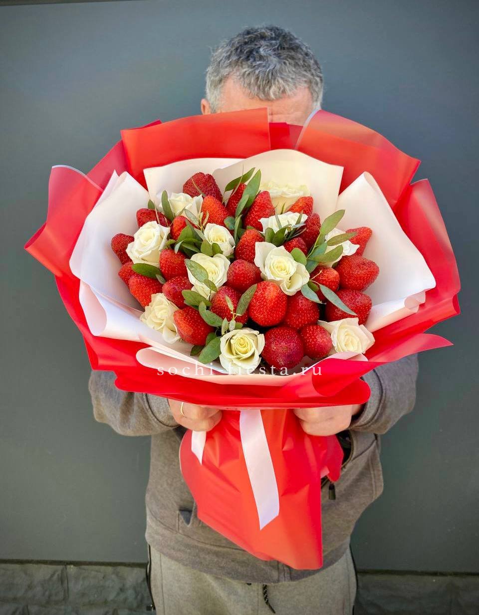 клубника в белом шоколаде с кокосовой стружкой и лиофилизированной малиной в подарочной коробке