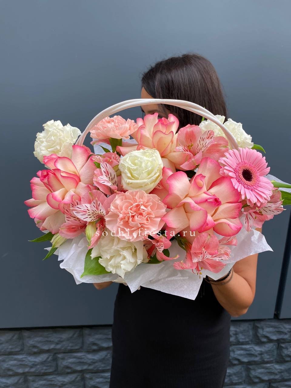 садовая цветочная корзина с ранункулями эустомой и эвкалиптом в свободной аранжировке от флориста