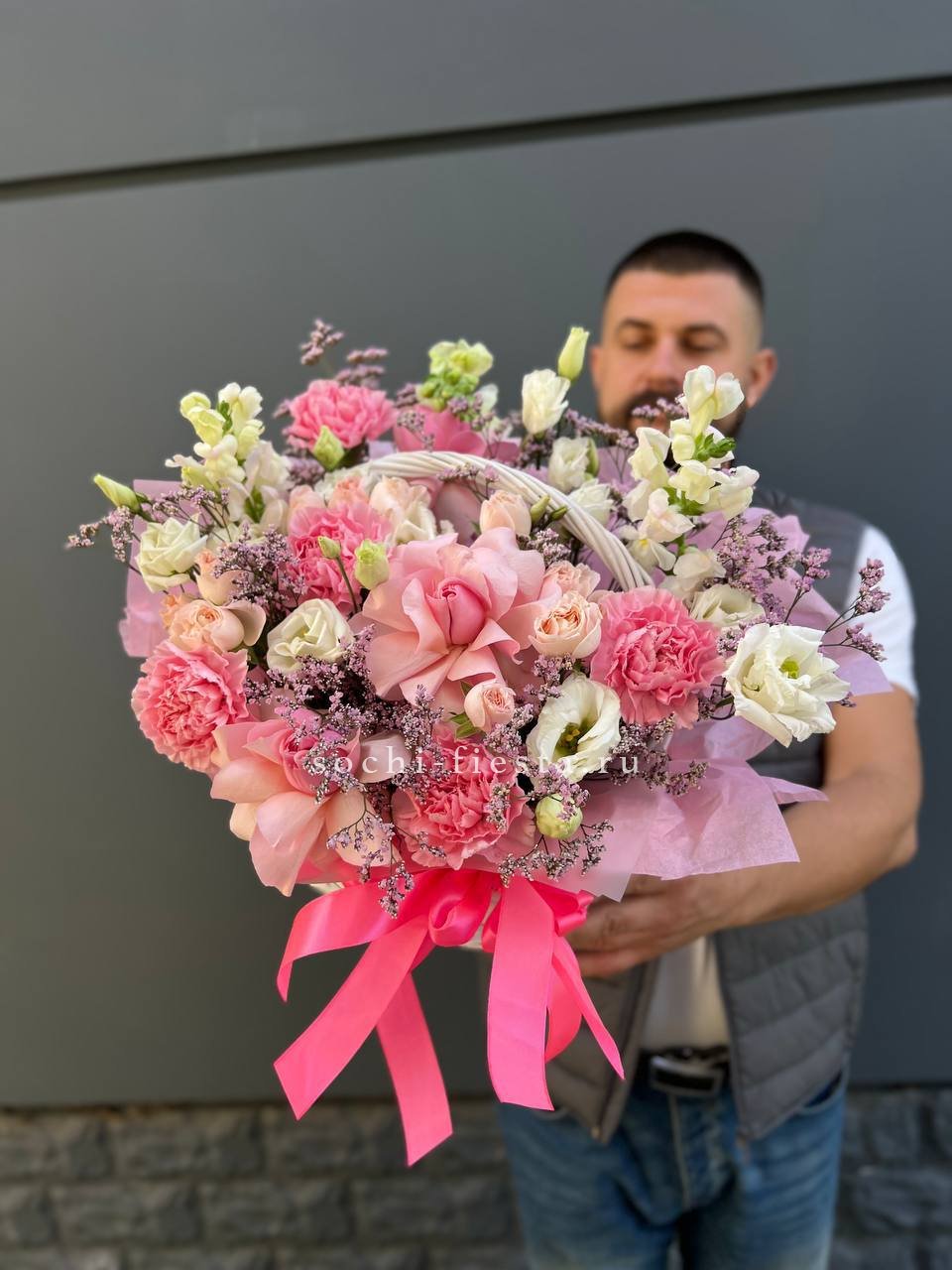 корпоративная цветочная корзина в нейтральной деловой гамме с фирменной лентой для поздравления партнёров