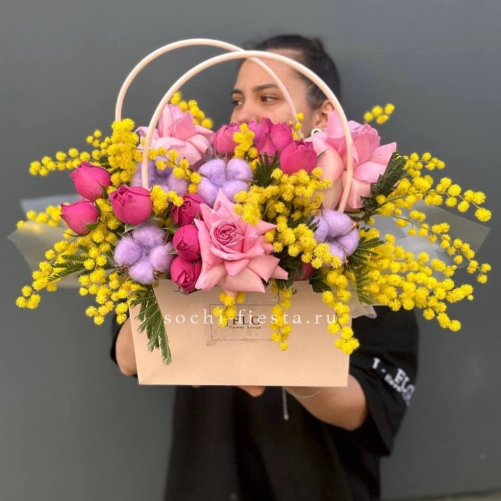 Сумочка мимозы и роз "Примавера" в Ханты-Мансийске