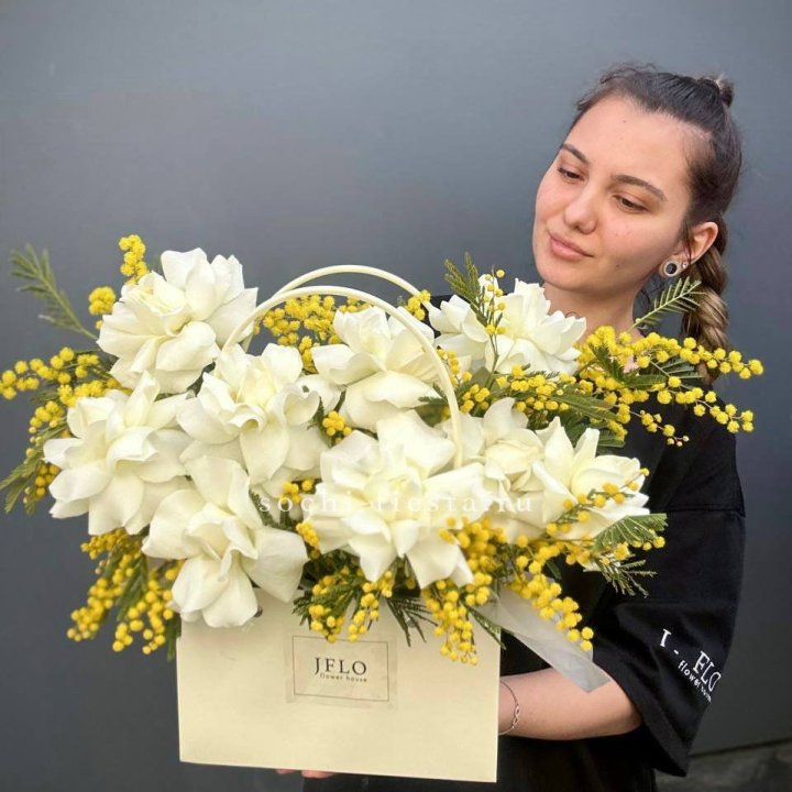 Французские Розы и мимоза  в сумочке  в Ханты-Мансийске