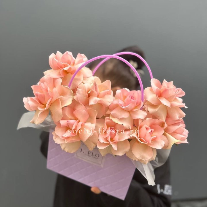 Сумочка с розами "Кети" в Ханты-Мансийске