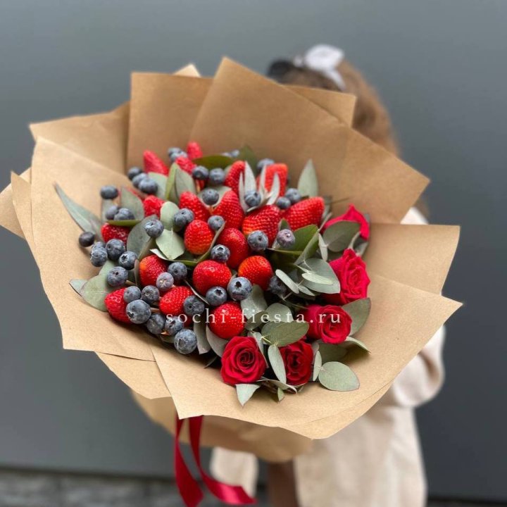 Клубника и голубика с цветами в Ханты-Мансийске