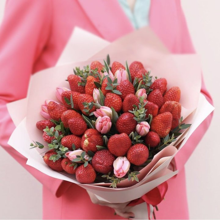 Тюльпаны и клубника в Ханты-Мансийске