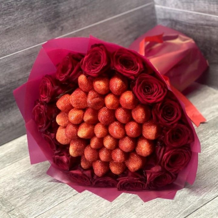 Клубничный букет с розами в Ханты-Мансийске