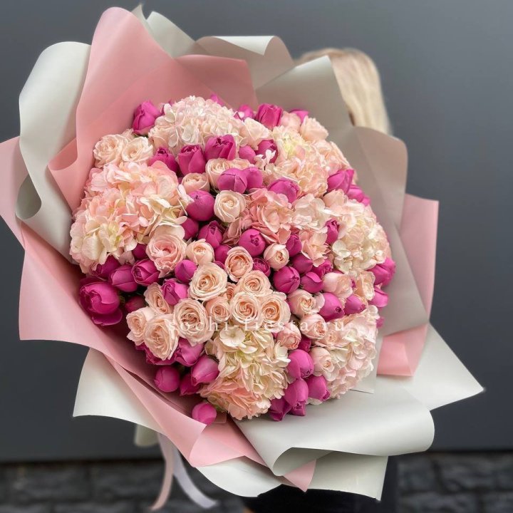 Букет кустовые розы и гортензия в Ханты-Мансийске