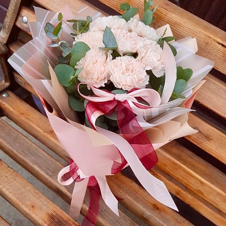 Диантусы с эвкалиптом в Ханты-Мансийске