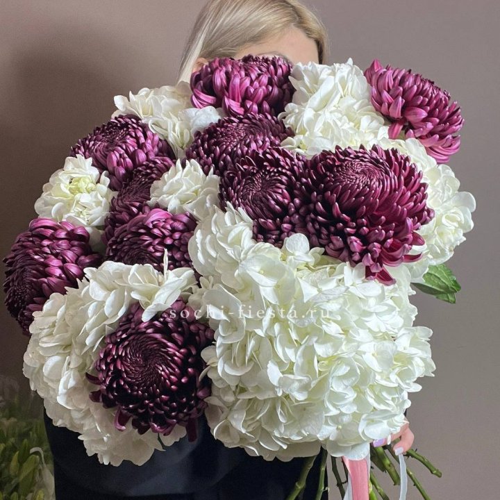 Охапка Бигуди и гортензий в Ханты-Мансийске