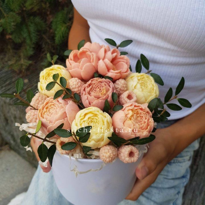 Шоколадный букет с ягодами в Ханты-Мансийске