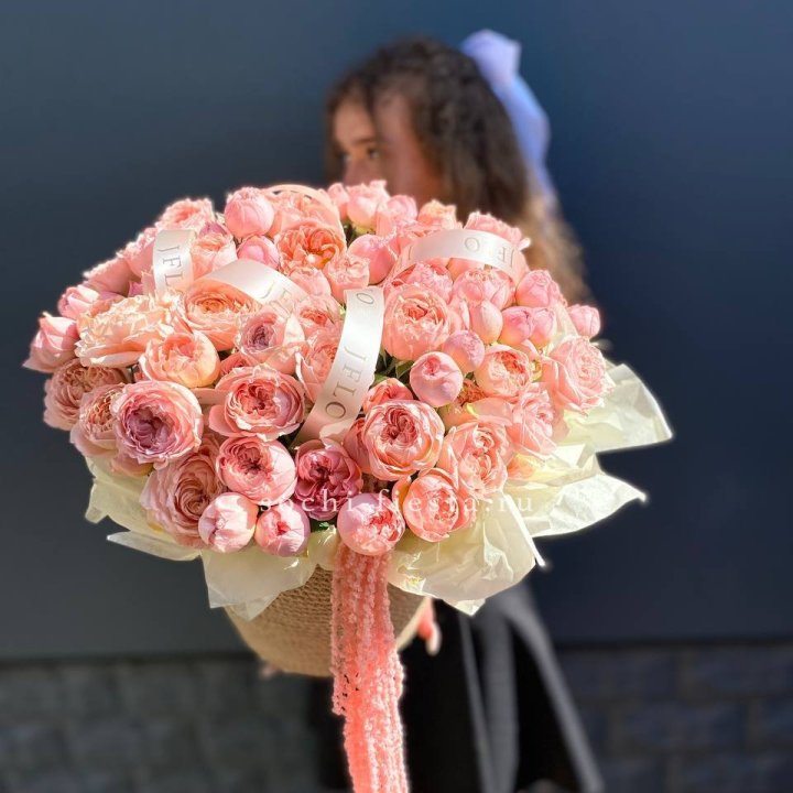 Кустовые розы Джульетта в джутовом кашпо в Ханты-Мансийске