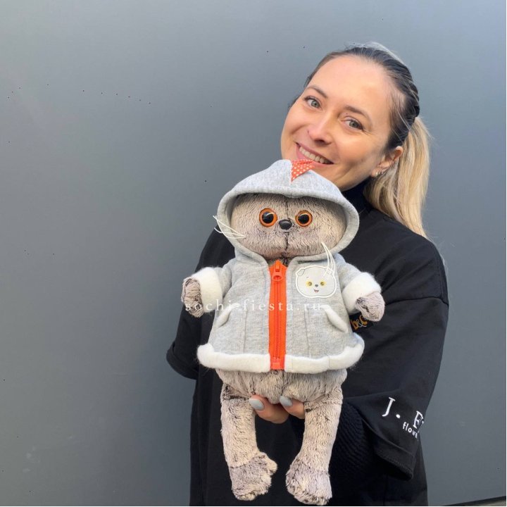 Кот Басик в толстовке в Ханты-Мансийске