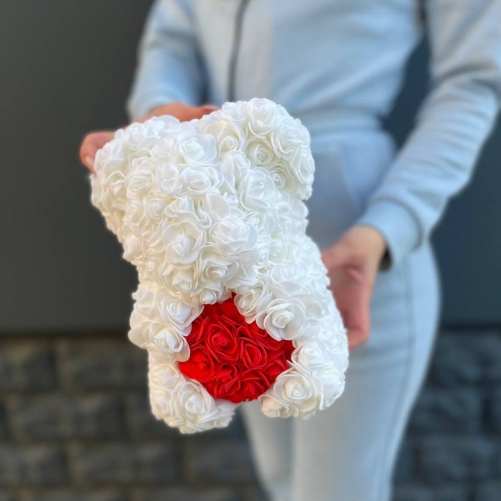 Медведь с красным седцем в Ханты-Мансийске