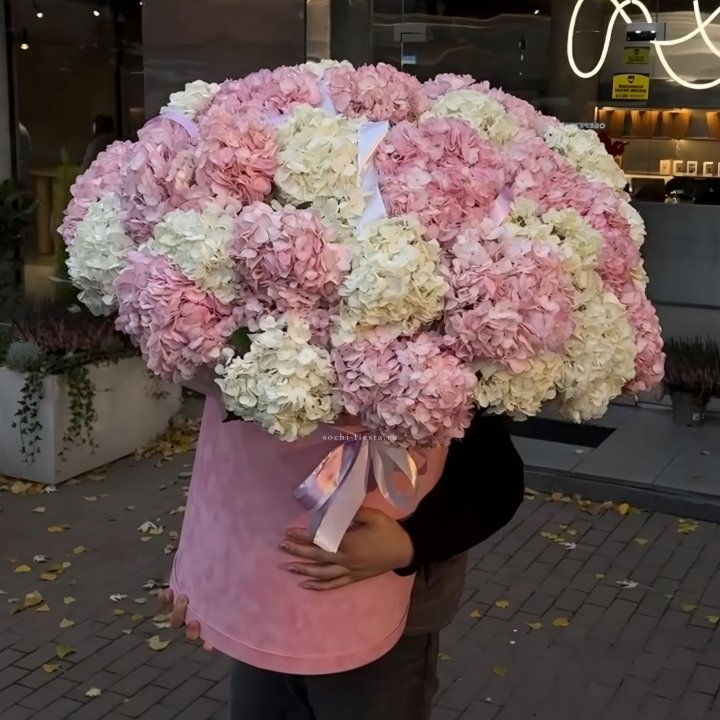 Дизайнерский цилиндр с гортензиями  в Ханты-Мансийске