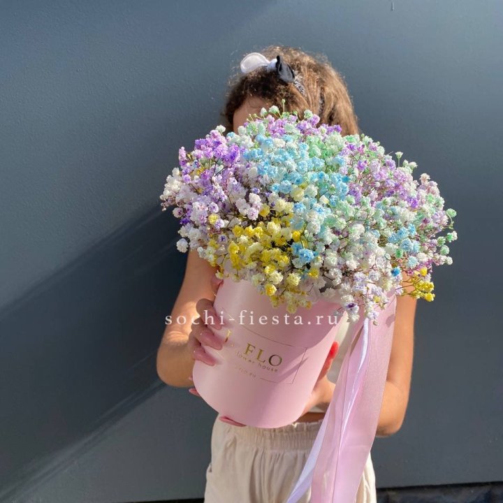 Радужные гипсофилы в шляпной коробке в Ханты-Мансийске