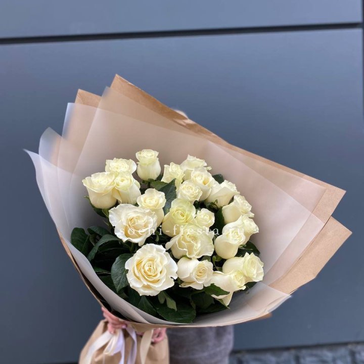  Букет  высоких белых роз   с доставкой в Ханты-Мансийске