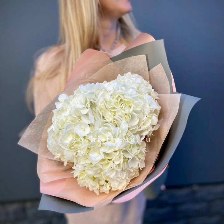 Букет из трёх белых гортензий в Ханты-Мансийске