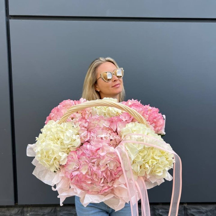 7 гортензий в корзине с доставкой в Ханты-Мансийске