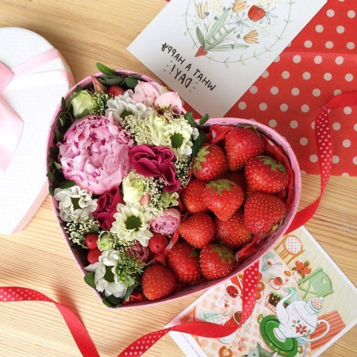 Бокс с клубникой и цветами в Ханты-Мансийске