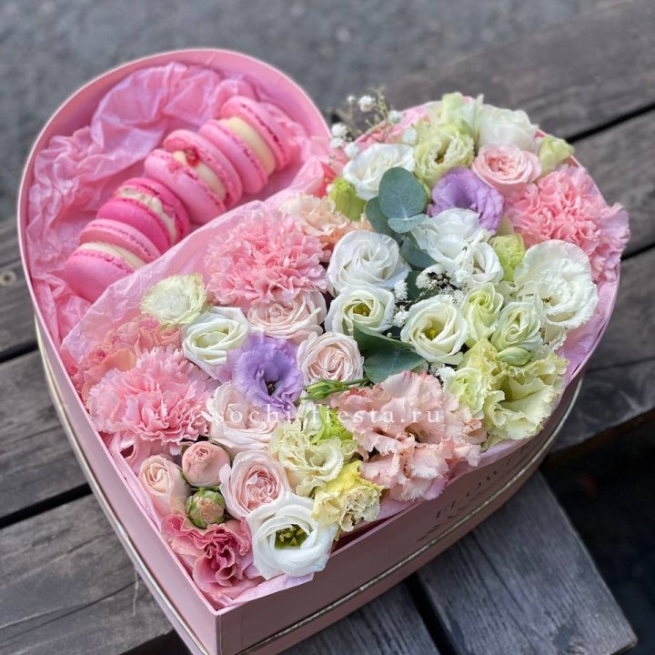 Бокс-сердце с макарон "Пинк" в Ханты-Мансийске