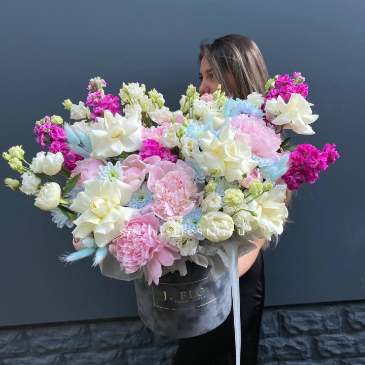 Дизайнерский цилиндр "Пионы гарден" в Ханты-Мансийске