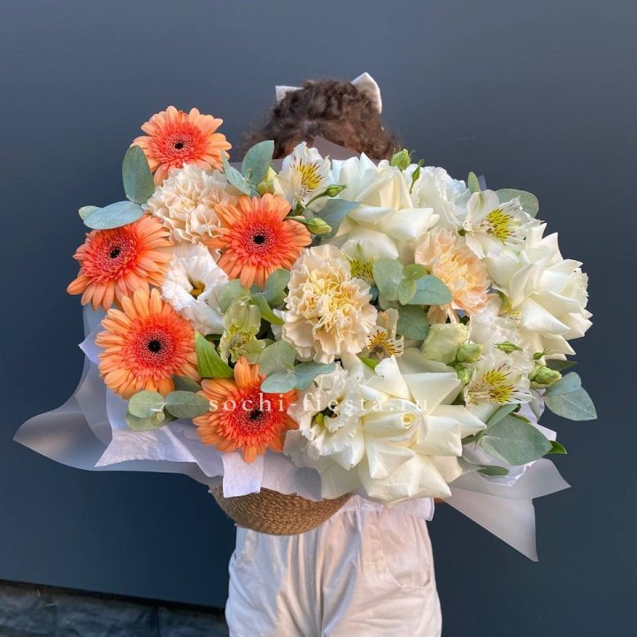 Розы и герберы в джутовом кашпо "Георгино" в Ханты-Мансийске