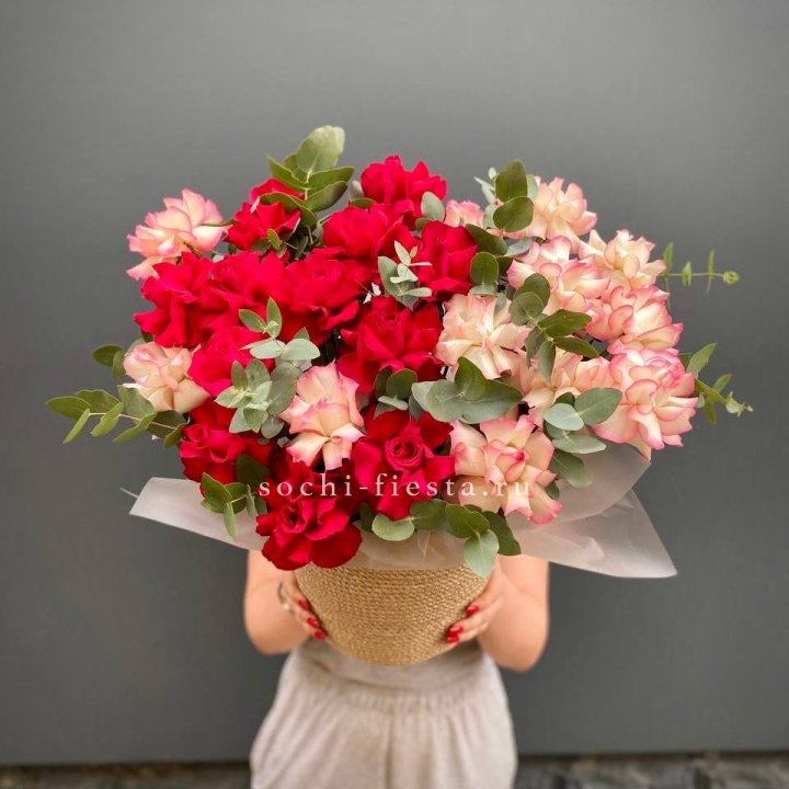 25 Французских роз в джутовом кашпо  в Ханты-Мансийске