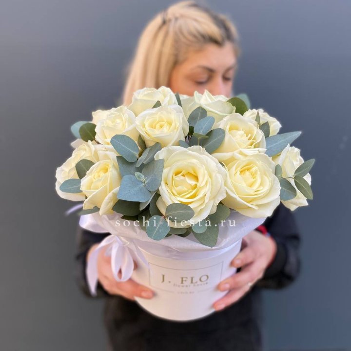 15 белых роз в боксе в Ханты-Мансийске