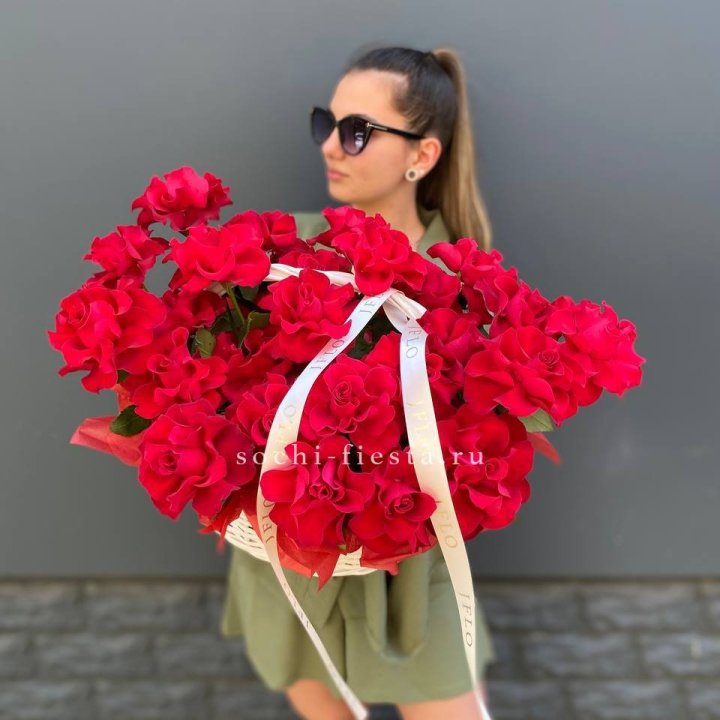 Красные французские розы в корзине в Ханты-Мансийске