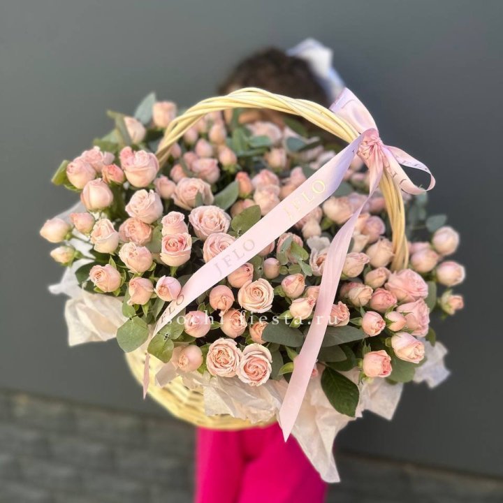 Корзина кустовых пионовидных роз в Ханты-Мансийске