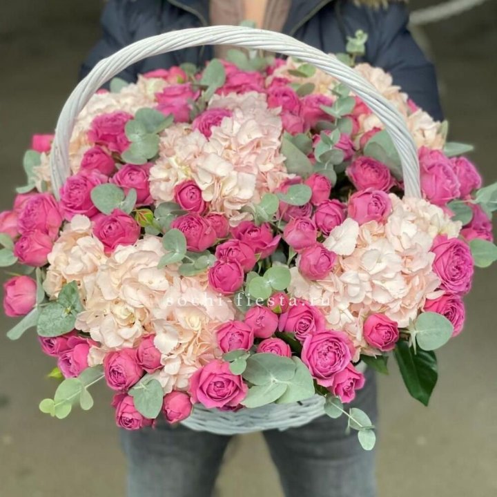Корзина с гортензией и Мисти Баблс в Ханты-Мансийске