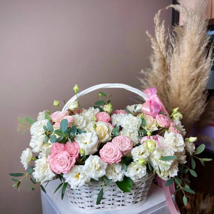 Цветочная корзина "Пинки вайт" в Ханты-Мансийске