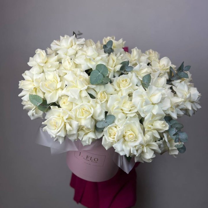 37 белых роз в боксе в Ханты-Мансийске