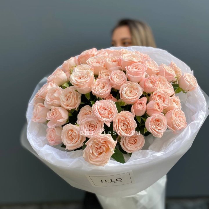 Букет кустовых роз Бомбастик с доставкой в Ханты-Мансийске