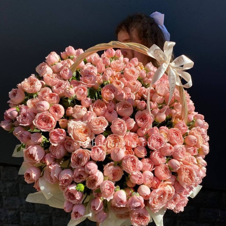 Корзина из пионовидных роз в Ханты-Мансийске