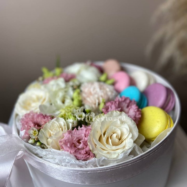 Цветы в цилиндре с макаронс "Прованс" в Ханты-Мансийске