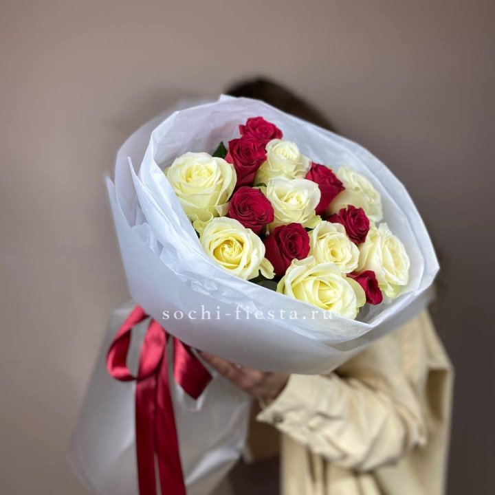 Букет из красных белых 15 роз в Ханты-Мансийске