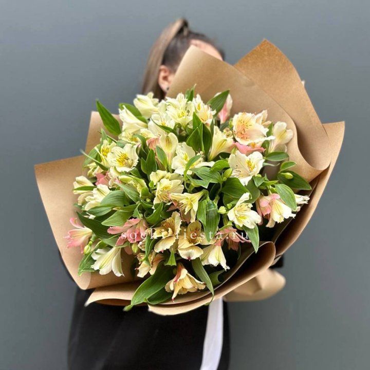 Букет альстромерий в крафте в Ханты-Мансийске
