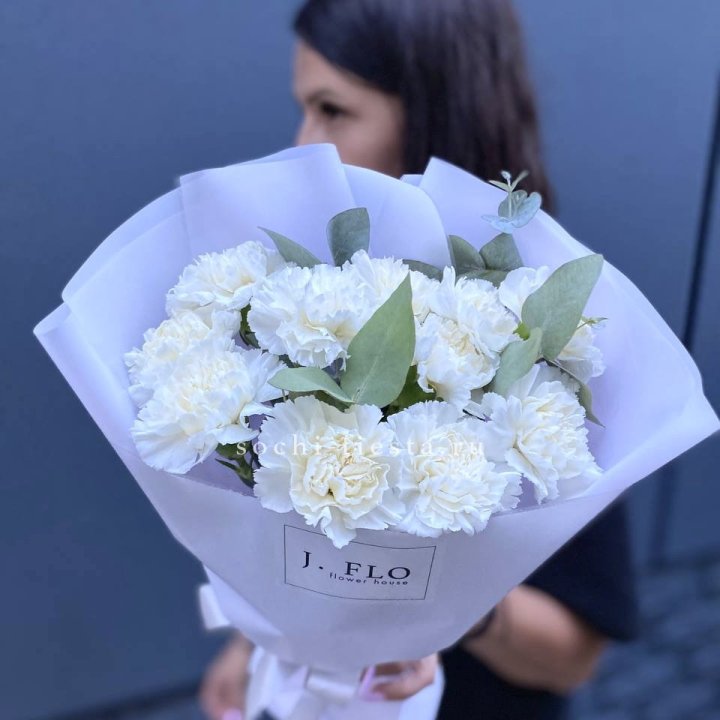 Букет белых диантусов с эвкалиптом в Ханты-Мансийске