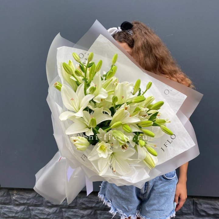 Букет  лилий "Воздушный"  с доставкой в Ханты-Мансийске