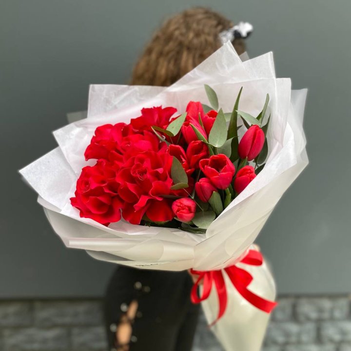 Дуо тюльпаны и розы в Ханты-Мансийске