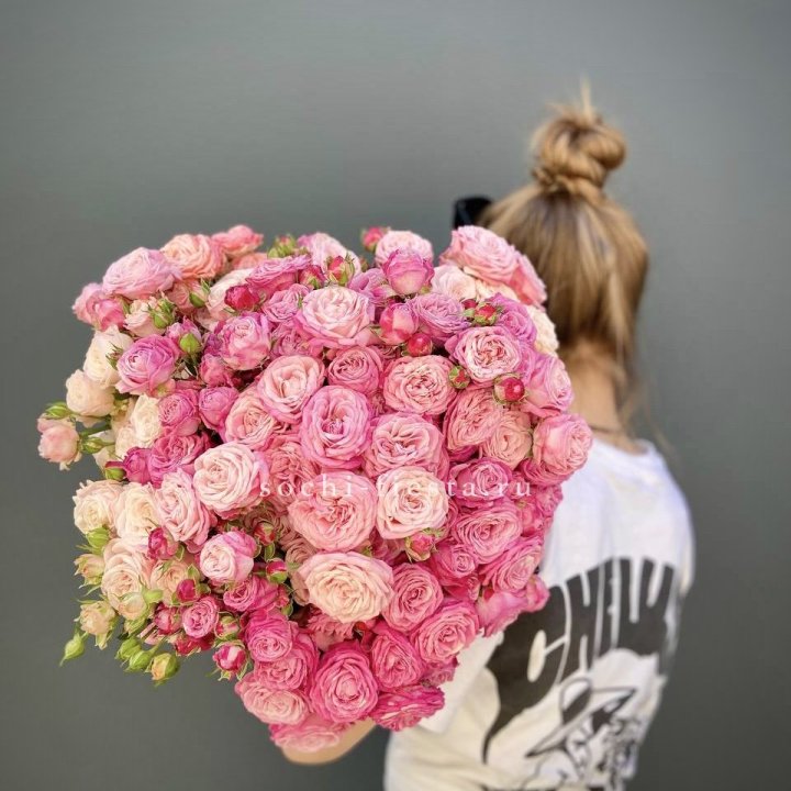 Охапка кустовых роз бомбастик пинк в Ханты-Мансийске