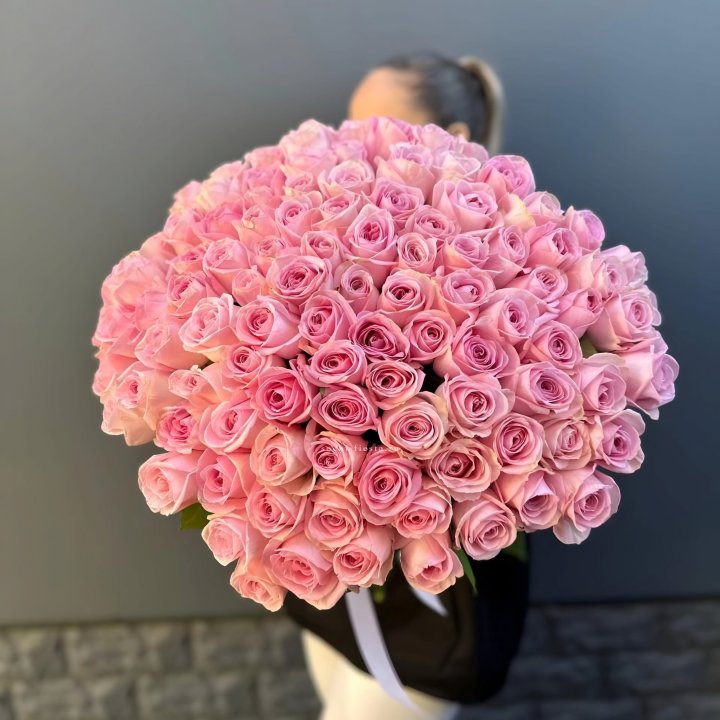 Охапка из 101 розовой розы в Ханты-Мансийске