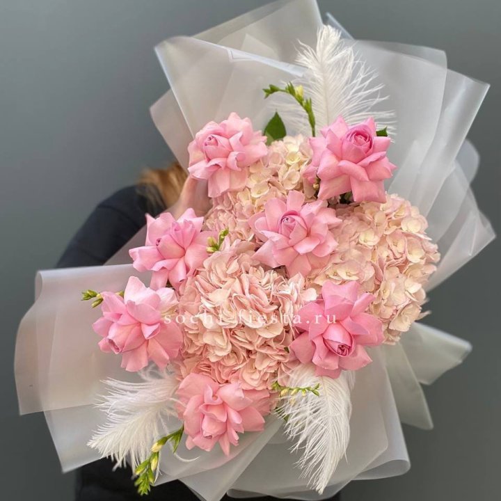  Букет  из гортензий и розовых роз в Ханты-Мансийске