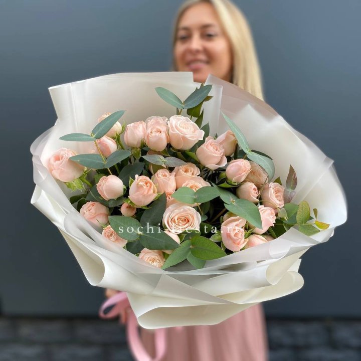 Букет кустовых роз "Фреш" с доставкой в Ханты-Мансийске