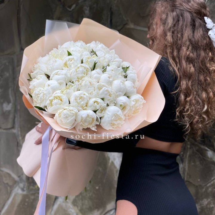 35 белых пион в Ханты-Мансийске