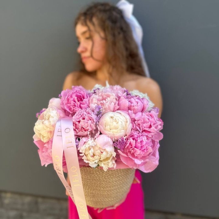 15 пионов в джутовом кашпо в Ханты-Мансийске