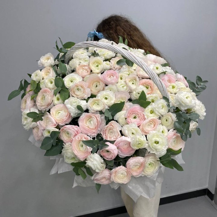 Ранункулюсы в корзине в Ханты-Мансийске