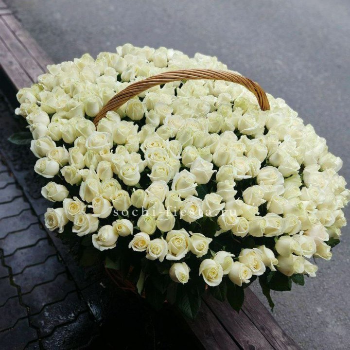 303 розы в корзине в Ханты-Мансийске