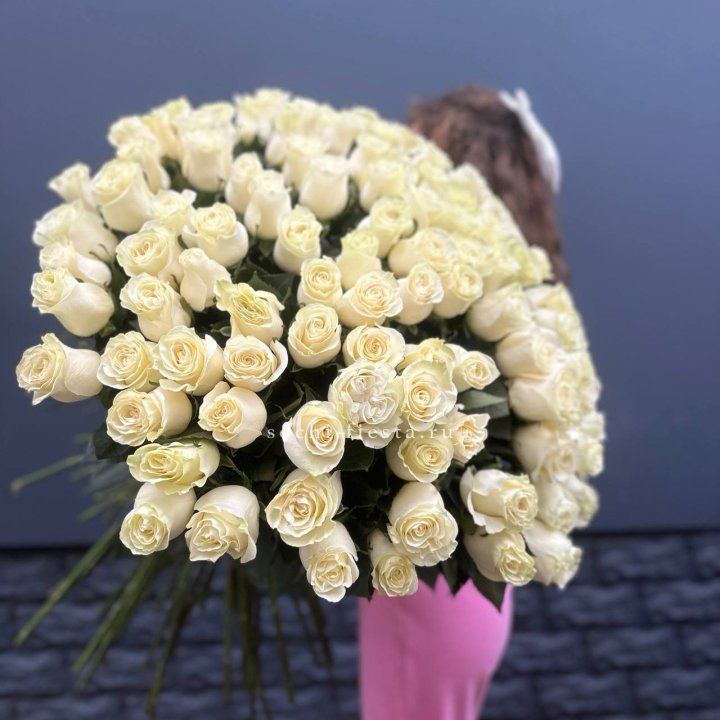 101 белая высокая импортная роза под ленту в Ханты-Мансийске